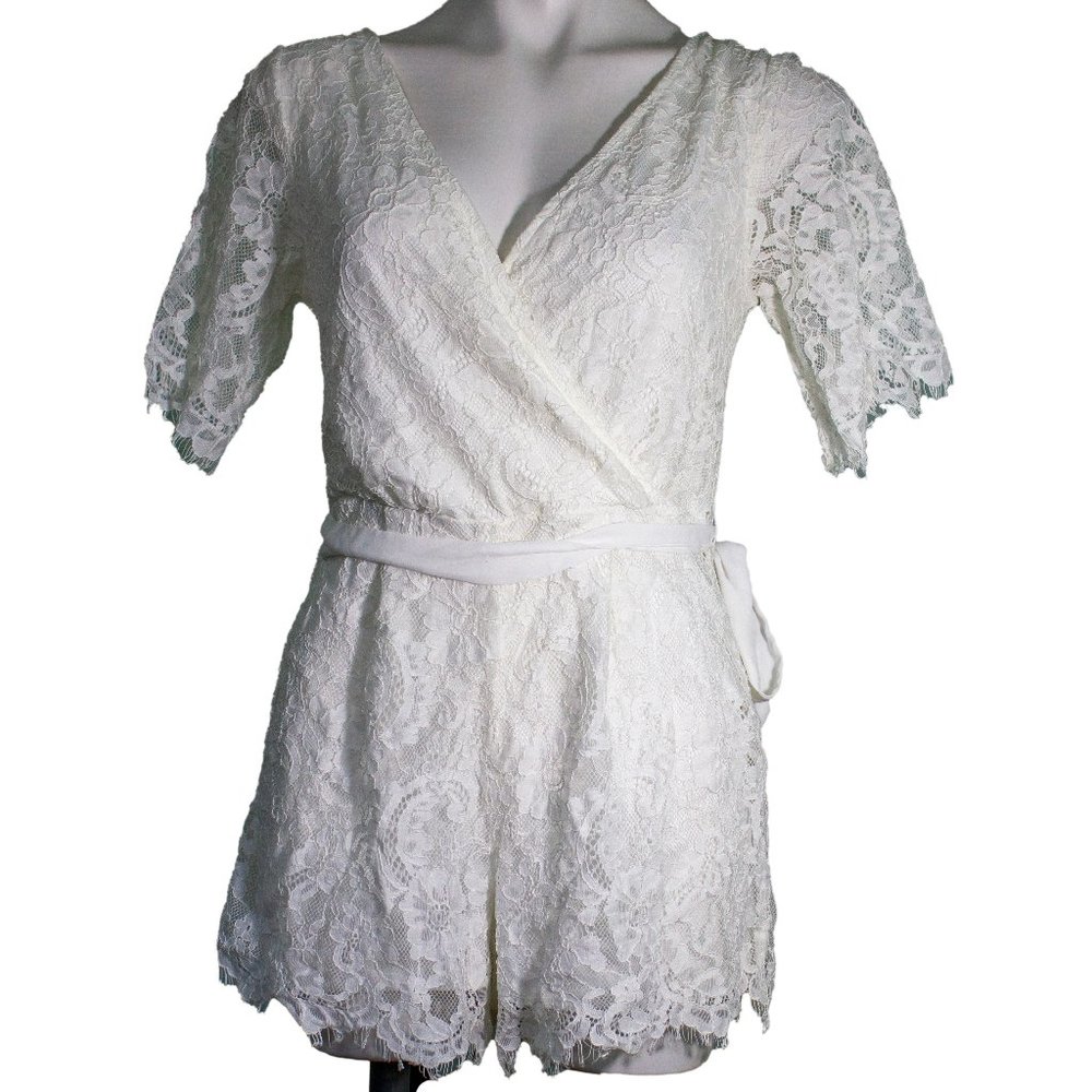 Trixxi Clothing Company White Lace Romper sz sm